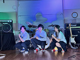 東京都立足立新田高等学校Neon写真